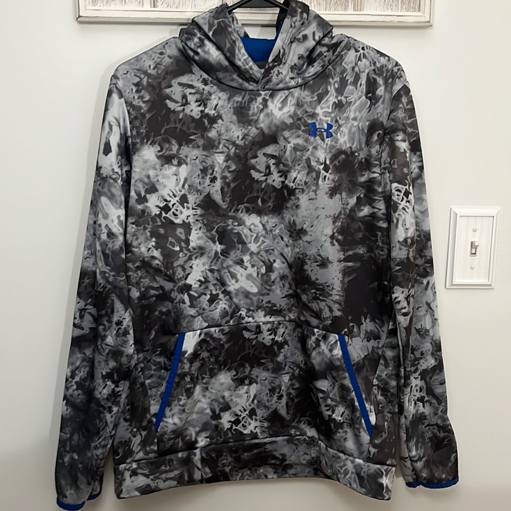 Under Armour Boy Size YXL Hooded Sweatshirt. Great condition. Front pocket.